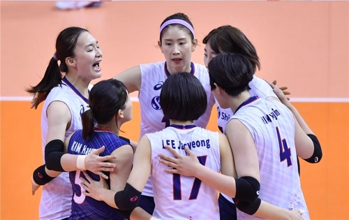 (LEAD) S. Korea beats Chinese Taipei, 1 win away from Olympic women's volleyball tournament