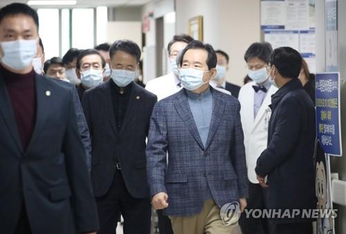 Prime Minister Chung Sye-kyun (C) visits Boramae Medical Center in Seoul on Jan. 27, 2020. (Yonhap)