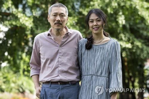 A file photo of director Hong Sang-soo (L) and actress Kim Min-hee (Yonhap)