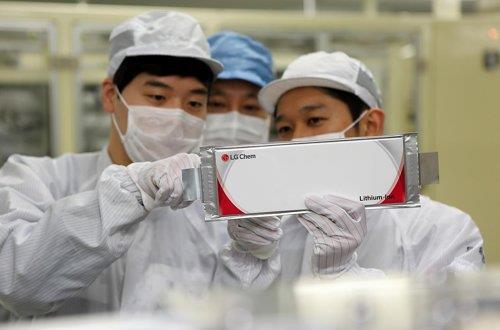This undated photo provided by LG Chem Ltd. shows the company's researchers inspecting a lithium-ion battery. (PHOTO NOT FOR SALE) (Yonhap)