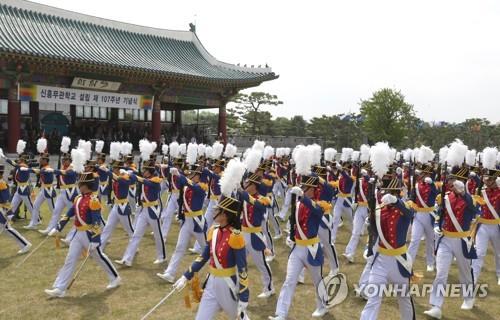 Cadets of the Korea Military Academy (KMA) march at an event at the academy in Seoul on June 8, 2018, to mark the 107th anniversary of the establishment of a Korean military academy in Manchuria during the Japanese colonial rule of the Korean Peninsula in the early 20th century. (Yonhap) 