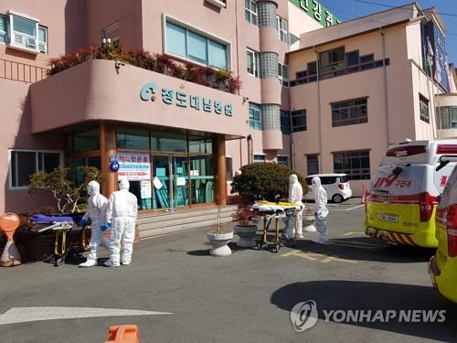 Medical workers prepare to transport a COVID-19 patient on Feb. 24, 2020, from Daenam Hospital in Cheongdo, 300 kilometers southeast of Seoul, which has so far reported the infections of 112 patients and medical workers. (Yonhap)