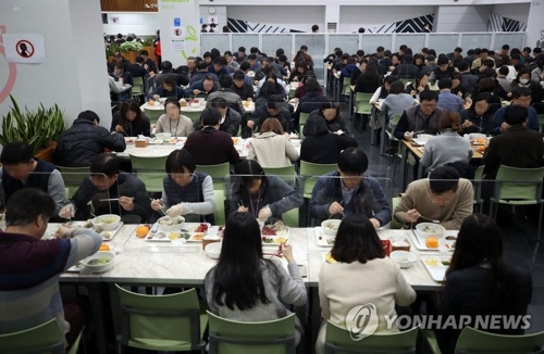 Acryl boards are set up on the table between diners at a cafeteria in Seoul City Hall in Seoul on March 23, 2020, to prevent any possible COVID-19 infections between them. (Yonhap)