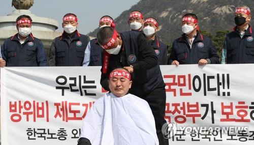Choi Eung-sik, head of the labor union of South Korean employees for the U.S. Forces Korea, has his head shaved during a protest in front of the presidential office Cheong Wa Dae in Seoul on March 20, 2020, calling for the revision of rules on the defense cost-sharing talks between the two countries. (Yonhap)