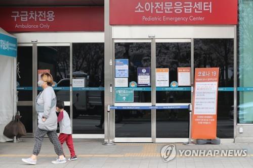The pediatric emergency center of Asan Medical Center in Seoul is closed on April 1, 2020, as a 9-year-old girl hospitalized there tested positive for the coronavirus the previous day, raising alarm over possible transmissions at one of the biggest hospitals in South Korea. (Yonhap) 
