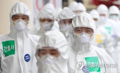 Medical workers in protective suits begin work at Keimyung University Dongsan Medical Center in Daegu, 300 kilometers southeast of Seoul, on April, 13, 2020. (Yonhap)