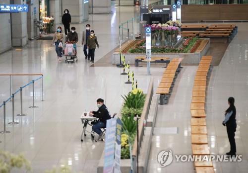 The arrival lobby of Terminal 1 of Incheon International Airport, west of Seoul, appears quiet on April 13, 2020, as measures to restrict visa-free entry from 90 countries were implemented on the day in a bid to prevent coronavirus cases coming from abroad. (Yonhap)