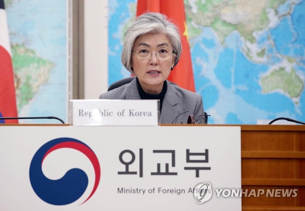 FM Kang discusses anti-virus cooperation with envoys