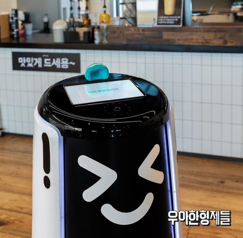 This photo, provided by South Korea's top food delivery app operator Woowa Brothers Corp., shows the company's food delivery robot, Dilly Tower, at the company's headquarters in eastern Seoul on May 18, 2020. The robot can use elevators and make deliveries based on preinstalled routes. (PHOTO NOT FOR SALE) (Yonhap)