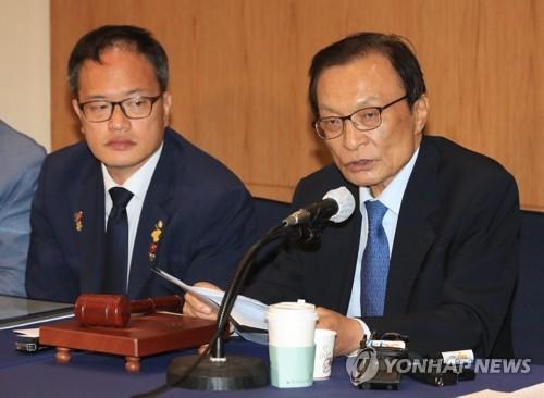 Ruling Democratic Party Chairman Lee Hae-chan (R) speaks during the party's supreme council meeting in Seoul on May 27, 2020. (Yonhap)