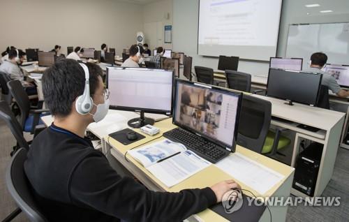 A supervisor looks at a monitor as applicants take Samsung Group's recruitment exam on May 31, 2020, in this photo provided by Samsung Electronics Co. The test, named the Global Samsung Aptitude Test (GSAT), was conducted online this year amid concerns over the new coronavirus. (PHOTO NOT FOR SALE) (Yonhap)