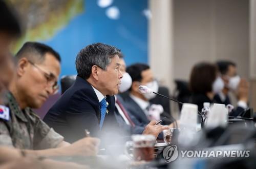 Defense Minister Jeong Kyeong-doo speaks during his visit to the Ground Operations Command in Yongin, south of Seoul, on June 1, 2020, in this photo provided by his office. (PHOTO NOT FOR SALE) (Yonhap)