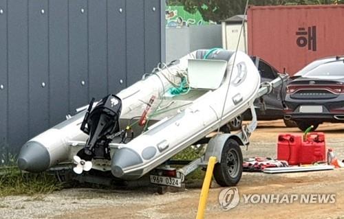 This photo shows a rubber boat that was found on a beach in the coastal county of Taean, South Chungcheong Province, on June 4, 2020. (Yonhap)
