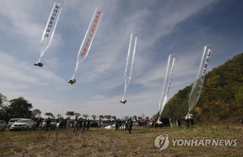 Members of Fighters for Free North Korea, an organization of defectors from North Korea, send balloons carrying anti-North leaflets across the border from the South Korean border city of Paju, in this file photo from April 2, 2016. (Yonhap)