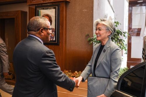 This photo, provided by the Ministry of Foreign Affairs, shows South Korean Foreign Minister Kang Kyung-wha (R) and Ethiopian Foreign Minister Gedu Andargachew shaking hands during their meeting in July, 2019, in Addis Ababa, Ethiopia. (PHOTO NOT FOR SALE) (Yonhap)