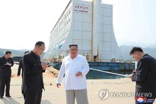 North Korean leader Kim Jong-un (C) inspects the Mount Kumgang resort on the east coast, in this photo provided by the Korean Central News Agency (KCNA) on Oct. 23, 2019. Kim ordered the removal of all South Korea-built facilities at the once jointly run tourist spot, according to the KCNA. (For Use Only in the Republic of Korea. No Redistribution) (Yonhap)