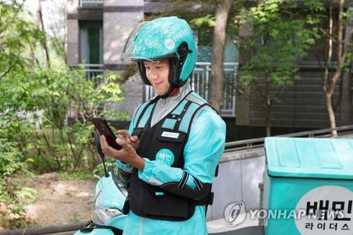 This undated photo, provided by Woowa Brothers, shows a deliveryman of delivery app Baedal Minjok. (PHOTO NOT FOR SALE) (Yonhap)