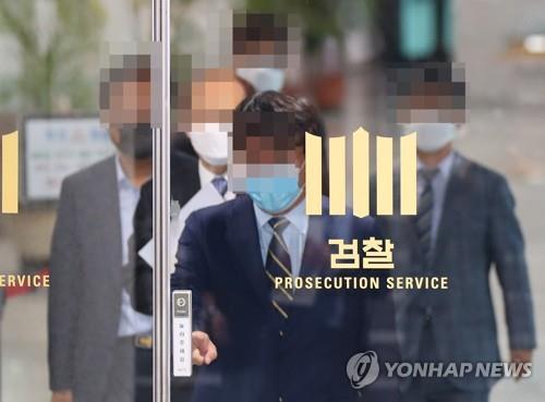 Members of the independent committee formed by the South Korean prosecution leave the Supreme Prosecutors Office in southern Seoul on June 26, 2020. (Yonhap) 