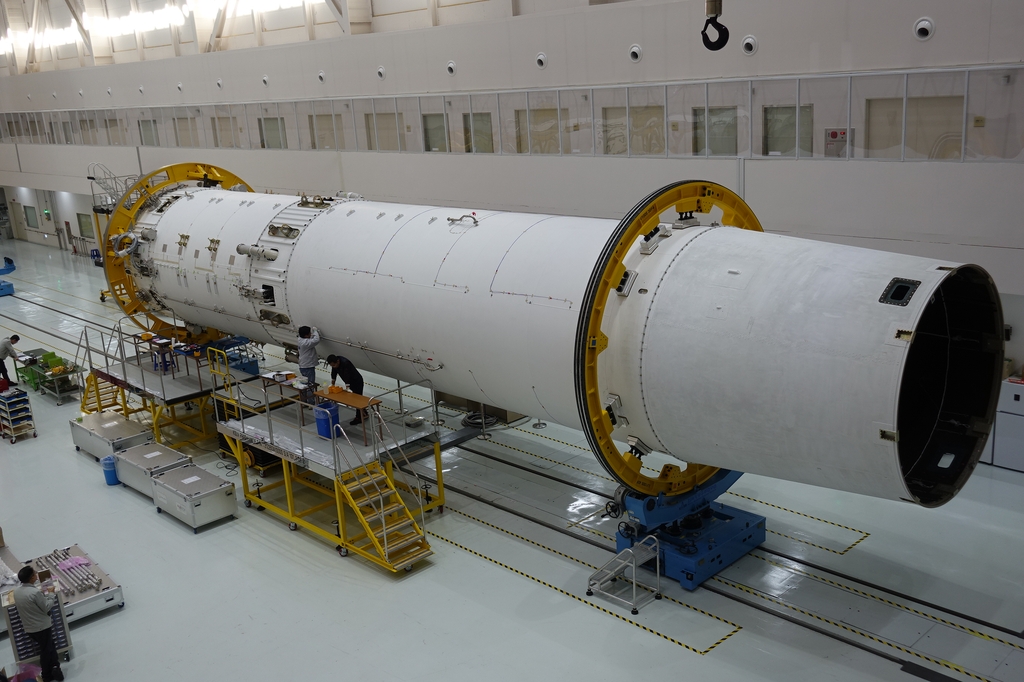 This file photo, provided by the Korea Aerospace Research Institute, shows an early engineering model of the first-stage rocket that will hold four 75-ton-thrust engines being checked by researchers at the Naro Space Center, in Goheung, 470 kilometers south of Seoul. (PHOTO NOT FOR SALE) (Yonhap)