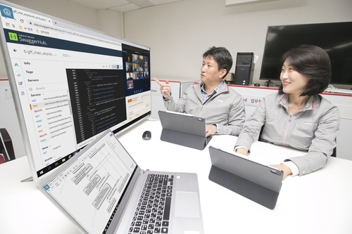 KT Corp. researchers discuss joint technology guidelines with other researchers of the 5G Future Forum over a video conference in this photo provided by KT on July 16, 2020. (PHOTO NOT FOR SALE) (Yonhap)