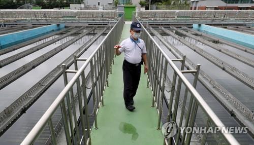 An official inspects a water purification plant in eastern Seoul on July 20, 2020, after a report of a worm-like creature in the district. (Yonhap)