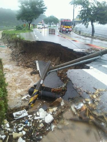 This photo, provided by a reader, shows a road in Chungju, North Chungcheong Province, destroyed by heavy rains on Aug. 2, 2020. (PHOTO NOT FOR SALE) (Yonhap)