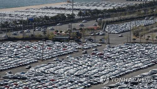 This photo taken on April 8, 2020, shows vehicles lined up at Hyundai Motor's port in Ulsan, about 410 kilometers southeast of Seoul. (Yonhap)