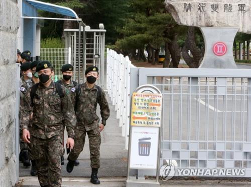 This file photo taken May 8, 2020, shows service members at the Army's Second Corps leaving the base for vacation while wearing masks. (Yonhap)