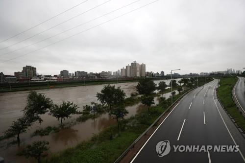 A section of Seoul Dongbu Urban Expressway is closed on Aug. 6, 2020, after heavy rains pushed up the water level of the Han River. (Yonhap)
