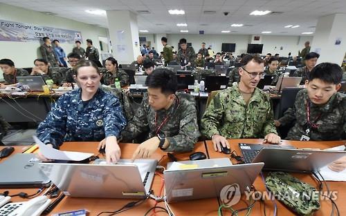 South Korean and U.S. service members engage in a computer simulated exercise called the Key Resolve in Busan, South Korea, on March 10, 2016, in this photo provided by the Navy Fleet Command. (PHOTO NOT FOR SALE) (Yonhap)