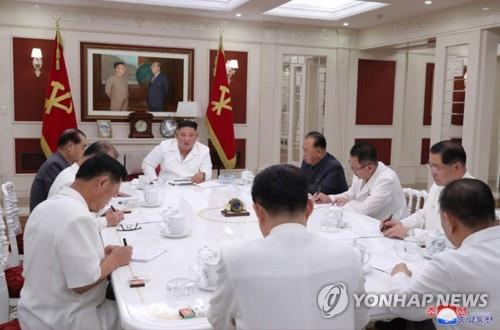 North Korean leader Kim Jong-un (C) presides over a meeting of the executive policy council of the Workers' Party's central committee in Pyongyang on Aug. 5, 2020, in this photo released by the Korean Central News Agency. The meeting ended with a decision to send a special supply of food and funds to Kaesong, which is completely locked down under the state's maximum emergency system due to the coronavirus outbreak. (For Use Only in the Republic of Korea. No Redistribution) (Yonhap)