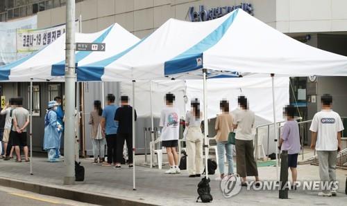 Citizens wait in a long line to undergo COVID-19 tests at a makeshift outdoor clinic in Seoul's Seongbuk Ward on Aug. 21, 2020. Virus cases have spiked in South Korea since last week, many of which are linked to a church in the Seongbuk neighborhood. (Yonhap)
