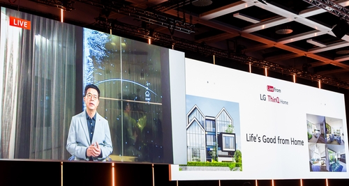 This photo, provided by LG Electronics Inc. on Sept. 3, 2020, shows Chief Technology Officer (CTO) Park Il-pyung explaining the LG ThinQ Home at an online press conference for IFA 2020. (PHOTO NOT FOR SALE) (Yonhap)