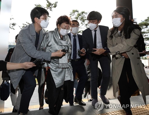 Lee Yong-soo, one of the surviving victims of the Japanese military sexual slavery during World War II, enters the Embassy of Germany in Seoul to deliver her hand-written letter on Oct. 14, 2020. (Yonhap)