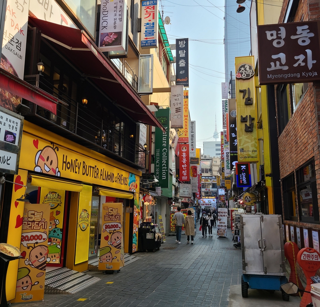 A Myeongdong street outside Ham Hyung-moon's restaurant in central Seoul is relatively empty on Oct. 20, 2020. (Yonhap)