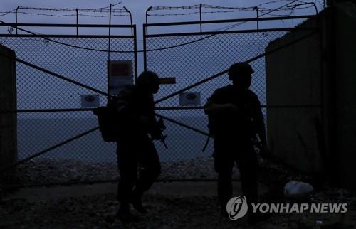 South Korean marines patrol along a barbed wire fence on the western border island of Yeonpyeong on June 23, 2020, amid growing tensions with North Korea. (Yonhap)