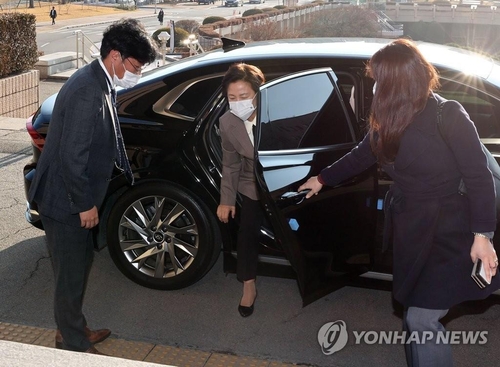 Justice Minister Choo Mi-ae gets out of a car to go to Gwacheon Government Complex on Nov. 25, 2020. (Yonhap)