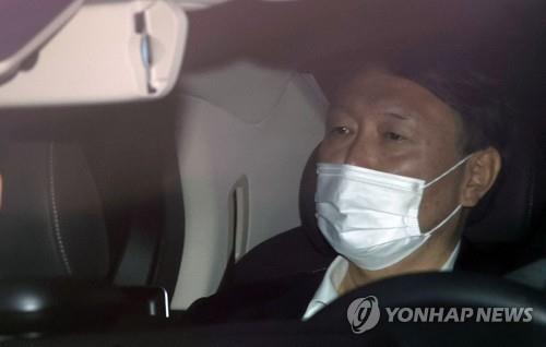 Prosecutor General Yoon Seok-youl rides in a car on his way to work at the Supreme Prosecutors Office on Nov. 20, 2020. (Yonhap)