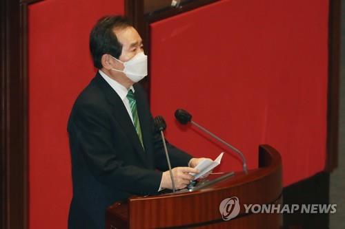 Prime Minister Chung Sye-kyun addresses the National Assembly after the passage of the 2021 budget of 558 trillion won (US$506 billion) in a plenary session on Dec. 2, 2020. (Yonhap)