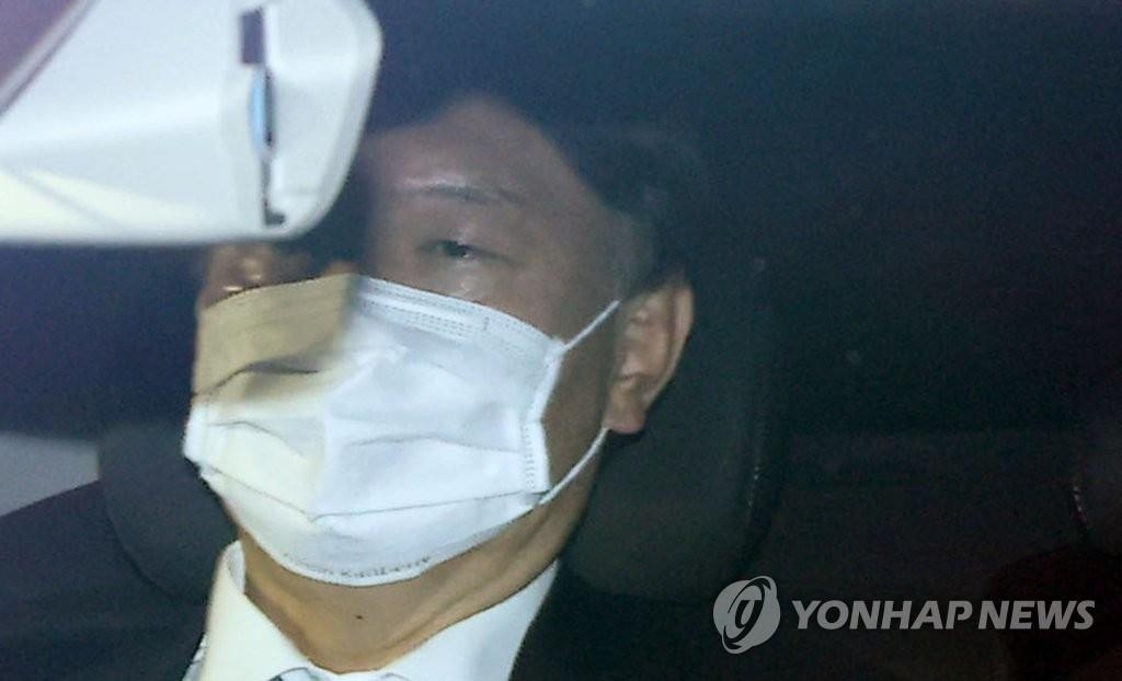 Prosecutor General Yoon Seok-youl is seen in a car on his way to the Supreme Prosecutors Office in Seoul on Dec. 4, 2020. (Yonhap)