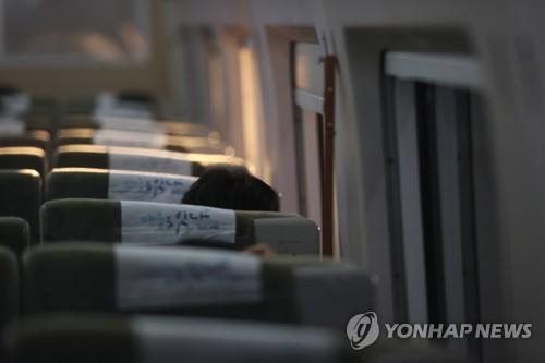 With the implementation of Level 2.5 social distancing measures in the greater Seoul area, train tickets are only available for window seats for three weeks starting on Dec. 8, 2020. (Yonhap)