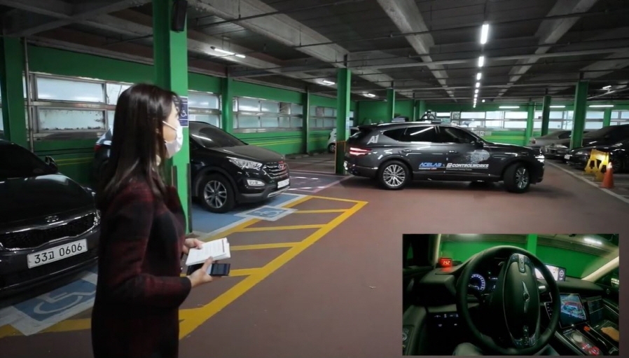 A self-driving vehicle parks in a public parking lot in western Seoul on its own in this screen capture of a video demonstration by LG Uplus Corp. on Dec. 17, 2020. (PHOTO NOT FOR SALE) (Yonhap)