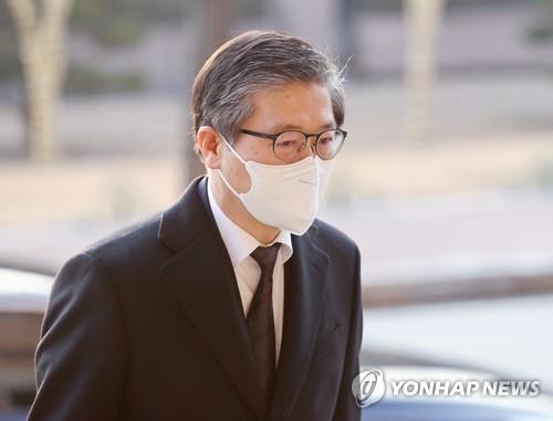 Land Minister nominee Byeon Chang-heum is on his way to his office on Dec. 22, 2020. (Yonhap)
