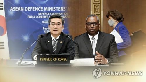 This combined image shows South Korea's Defense Minister Suh Wook (L) and his U.S. counterpart, Lloyd Austin. The two defense chiefs held telephone talks on Jan. 24, 2021, and noted the need to maintain a combined readiness posture and vowed to enhance cooperated on shared threats, according to their offices. (Yonhap)