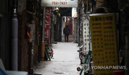 The Jan. 12, 2021, file photo shows an empty restaurant alley in the famous shopping district of Myeongdong in central Seoul amid the continuing COVID-19 pandemic. (Yonhap)