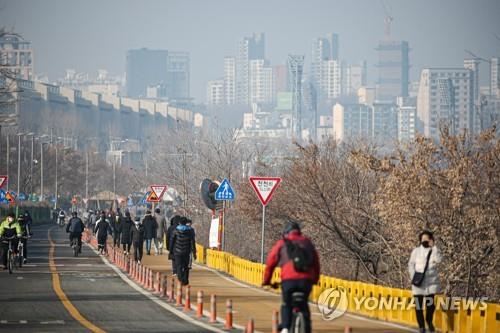 This photo, taken on Feb. 13, 2021, shows a haze-filled downtown Seoul. (Yonhap)
