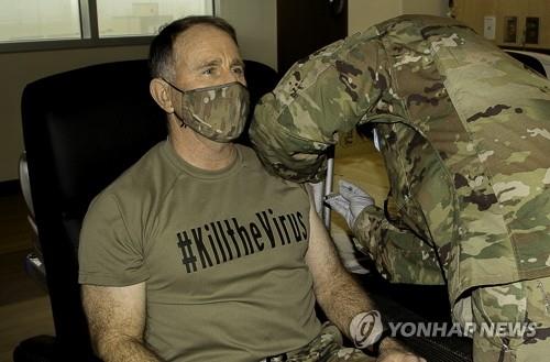 This photo, provided by the U.S. Forces Korea (USFK), shows USFK Commander Gen. Robert Abrams getting a COVID-19 vaccine at Brian D. Allgood Army Community Hospital at Camp Humphreys in Pyeongtaek, Gyeonggi Province, on Dec. 29, 2020. (PHOTO NOT FOR SALE) (Yonhap)