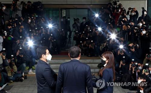 A swarm of reporters gathers at the entrance of the Supreme Prosecutors Office in Seoul to take photos of Prosecutor General Yoon Seok-youl on March 4, 2021. (Yonhap)