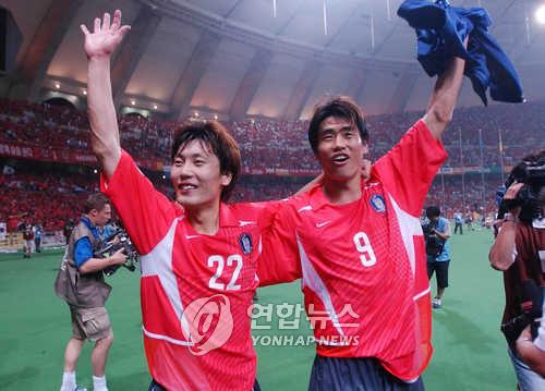 In this file photo from June 4, 2002, Song Chong-gug (L) and Seol Ki-hyeon of South Korea celebrate their team's 2-0 victory over Poland in Group D action at the FIFA World Cup at Busan Asiad Main Stadium in Busan, 450 kilometers southeast of Seoul. (Yonhap)