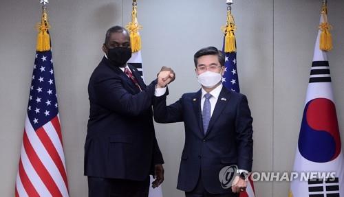 South Korean Defense Minister Suh Wook (R) and his U.S. counterpart, Lloyd Austin, pose for a photo prior to their talks at the defense ministry in Seoul on March 17, 2021. Austin arrived in Seoul earlier in the day for a three-day visit. (Pool photo) (Yonhap)